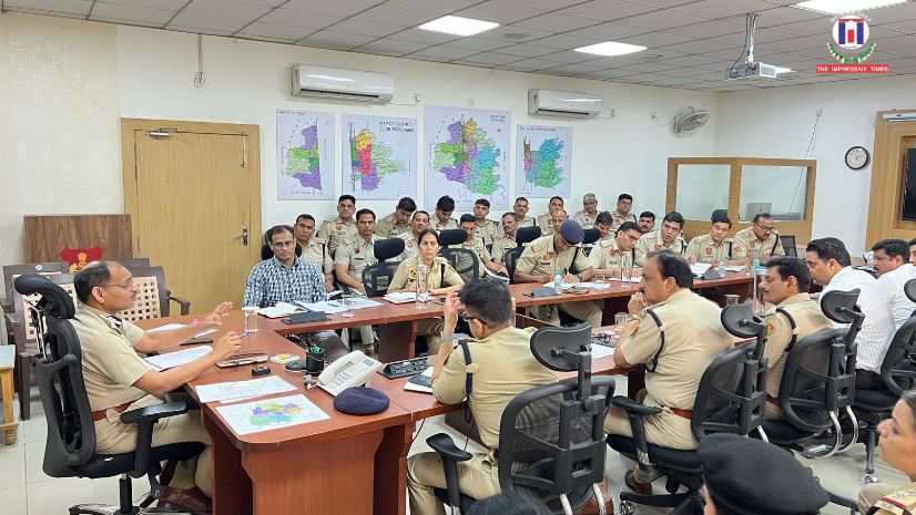 Police Commissioner Satyendra Kumar Gupta reviews security situation with police officers;  issues instructions.