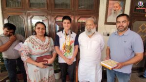 Haryana’s Energy and Transport Minister Anil Vij honors boxer Harnur Kaur from Shahpur with a medal for winning bronze in the Khelo India Boxing Compitition