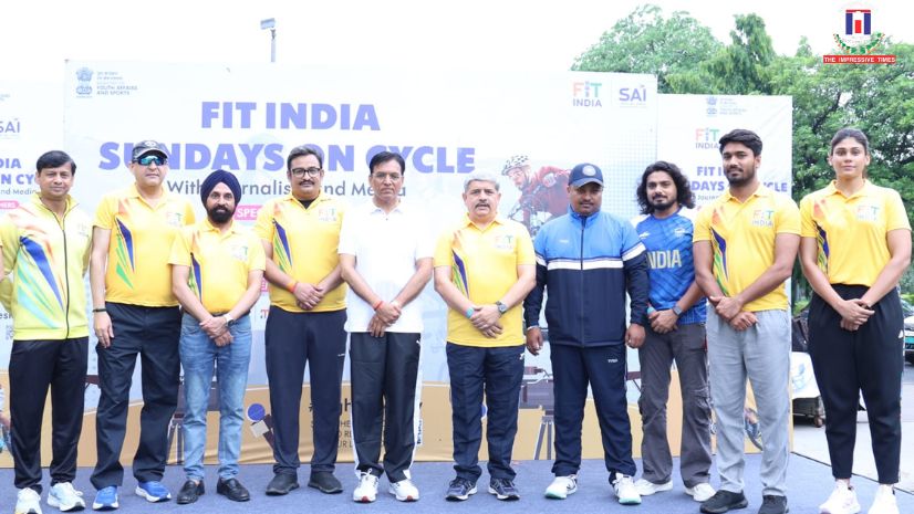 Union Minister Dr Mansukh Mandaviya pedals with media fraternity at Fit India Sundays on Cycle in Delhi