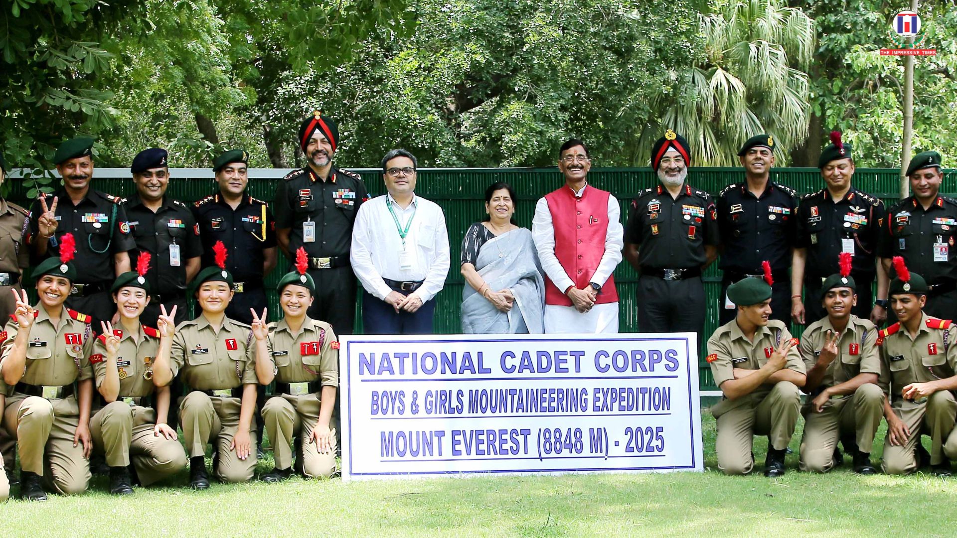 Raksha Rajya Mantri Meets NCC Cadets Who Conquered Mount Everest