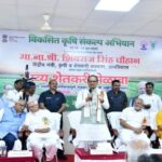 Union Minister for Agriculture and Farmers’ Welfare, Shivraj Singh Chouhan interacts with farmers at Narayangaon, Pune, on the sixth day of Viksit Krishi Sankalp Abhiyan