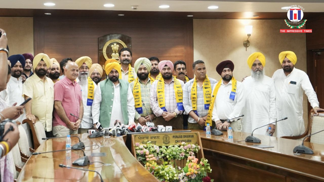 Chief Minister Bhagwant Mann and Manish Sisodia welcomed Sandhu into the party