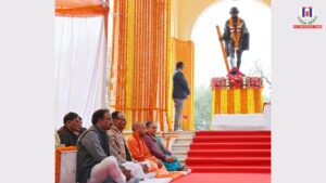 Chief Minister offers floral tribute at Gandhi statue in Lucknow’s GPO Park