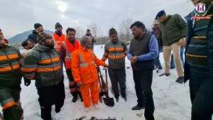 Northern Railway GM Reviews Srinagar–Katra Rail Corridor During Severe Winter, Emphasises Workforce Safety