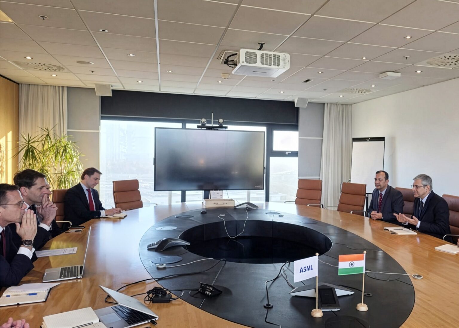 Union Minister Ashwini Vaishnaw Visits Semiconductor Leader ASML in the ...