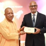 Chief Minister Yogi meets CEO of DBS Bank in Singapore, extensive discussion held on investment in financial and green energy sectors