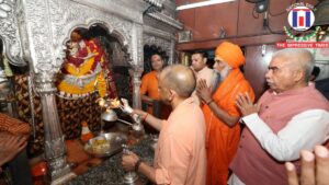Chief Minister offers prayers at ‘Kashi Kotwal’ and Baba Vishwanath