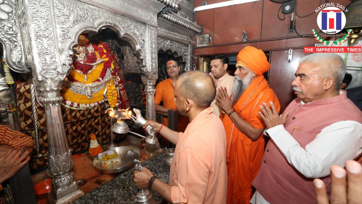 Chief Minister offers prayers at ‘Kashi Kotwal’ and Baba Vishwanath