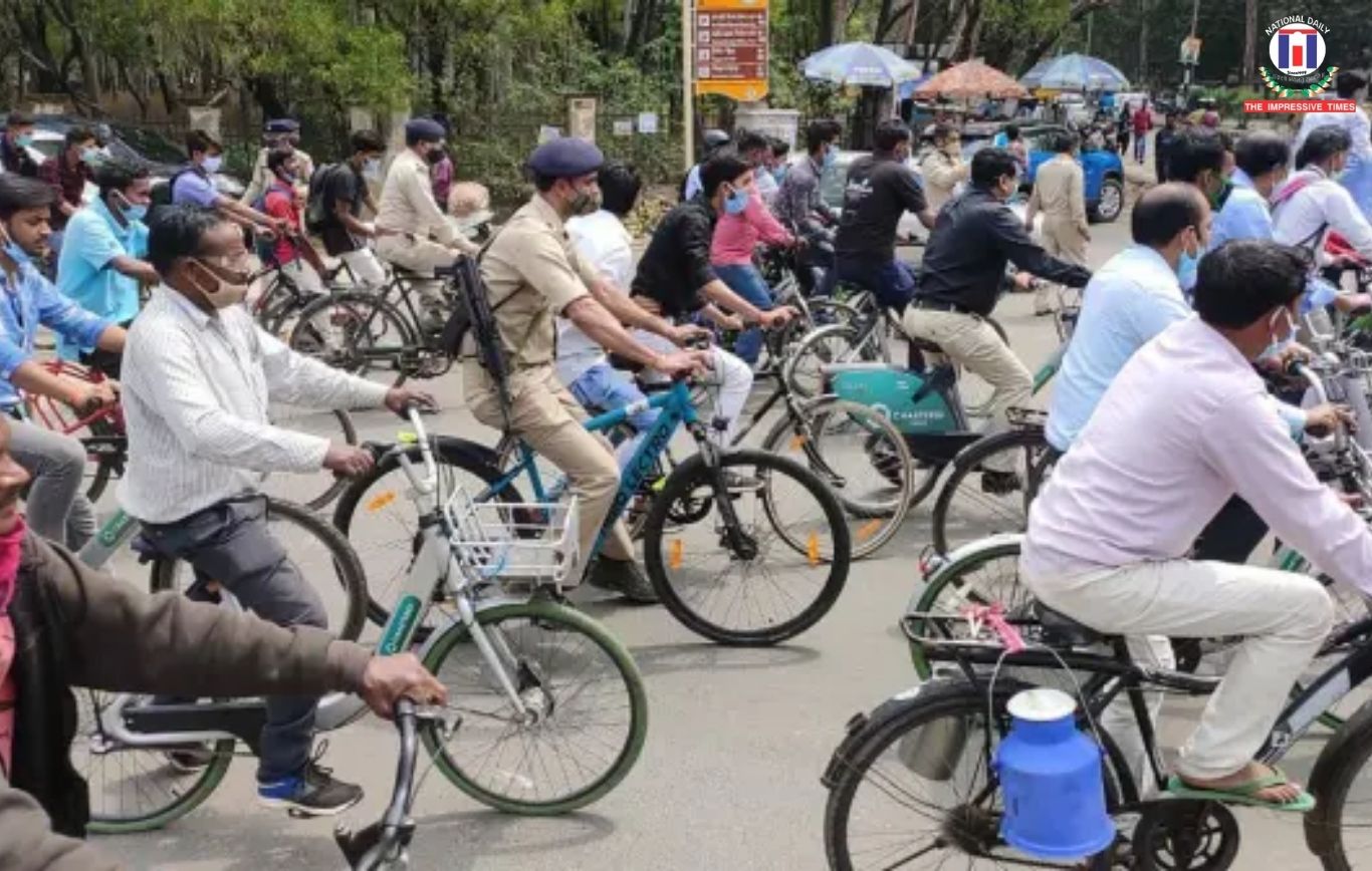 Delhi Cyclists Struggle on Unsafe Roads Without Dedicated Cycle Lanes