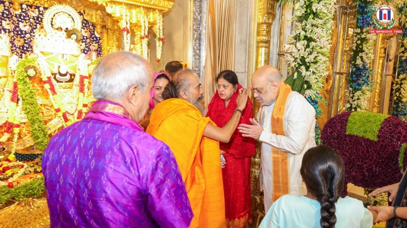 Amit Shah Participates in Mangala Aarti at Ahmedabad Jagannath Temple Ahead of 149th Rath Yatra