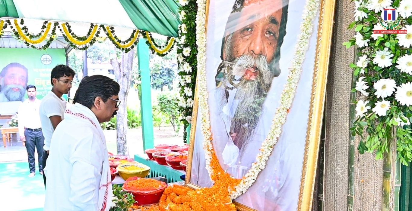 Jharkhand CM Hemant Soren Pays Tribute to Dishom Guru Shibu Soren on First Death Anniversary