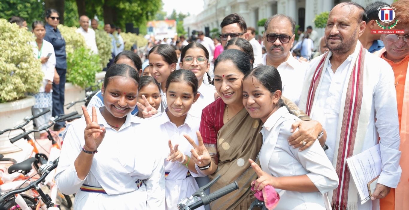 Rekha Gupta Distributes Bicycles to 200 Girls Under Vidya Vahini Yojana