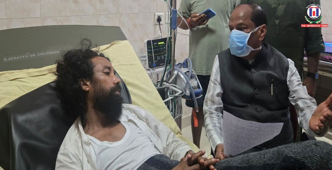 Raghubar Das Visits Hunger-Strike Leader Devendra Nath Mahto in Ranchi Hospital